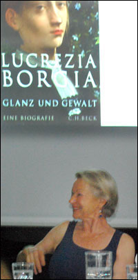 Friederike Hausmann bei der Buchvorstellung von Lucrezia Borgia für Kolibri