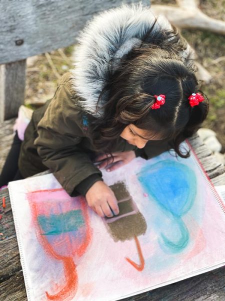 Ukrainisches Mädchen malt mit Kreide