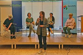 Veranstaltungsteilnehmer auf der Bühne: Petra Kelly Veranstaltung "Gefüchtet und versorgt?"