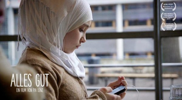 ALLES GUT Dokumentarfilm von Pia Lenz -Titelfoto Mädchen im Kopftuch mit Handy