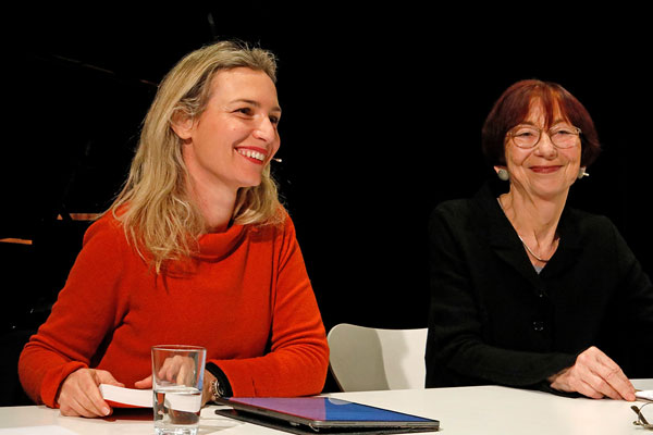 Autorin Lea Ypi mit Renate Buerner bei Kolibri-Benefizlesung am 17.02.2023
