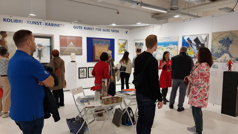 Besucher der ART MUC 2023 beim Kolibri Kunst Kabinett