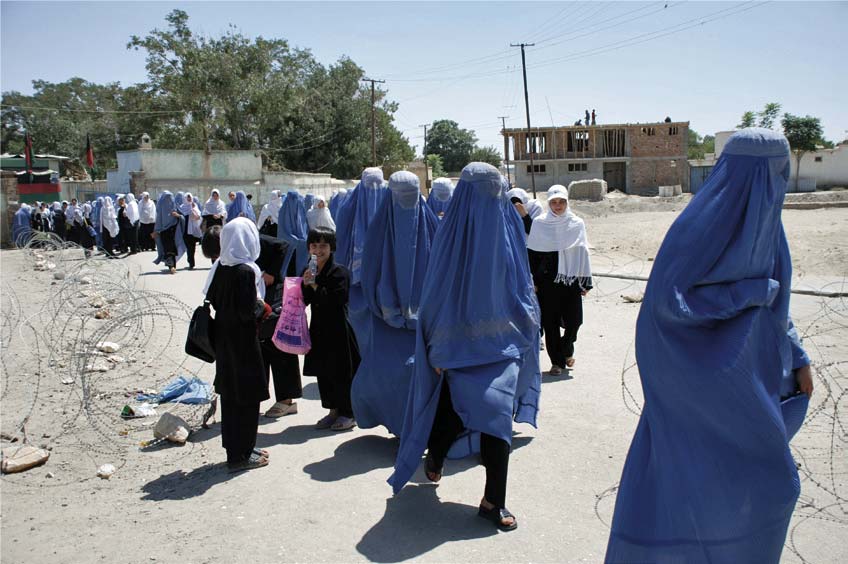 Afghanische Frauen auf der Flucht