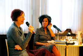 Renate Bürner und Elisabeth Wellershaus auf der Bühne bei einer Benefizlesung