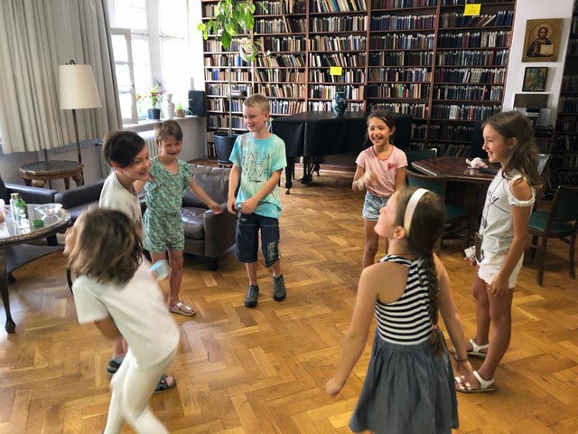 Kinder in der Tolstoi Bibliothek München