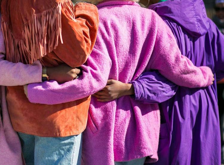 3 junge Menschen mit bunten Jacken. Foto: Vonecia Carswel