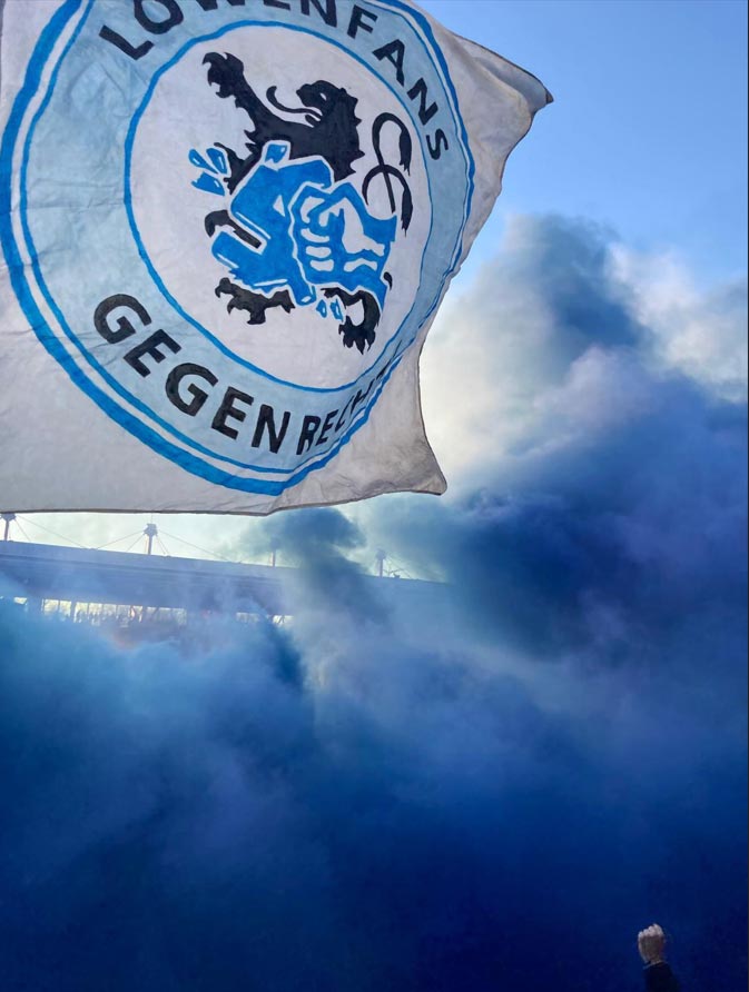 Löwenfans gegen Rechts Flagge, Himmel, Wolken