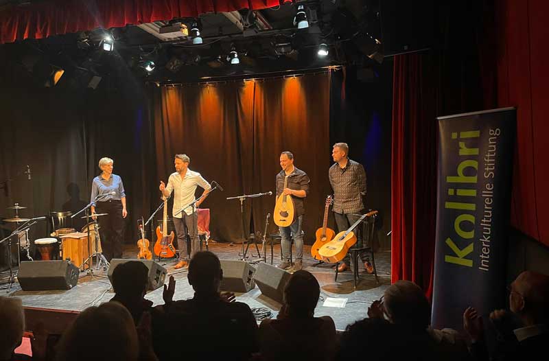 Die Band Maqamondo auf der Bühne beim Benefizkonzert für Kolibri