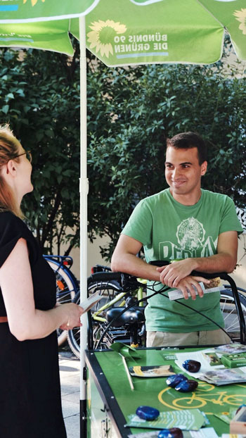 Frederik Ostermeier, Mitglied der Grünen am Infostand