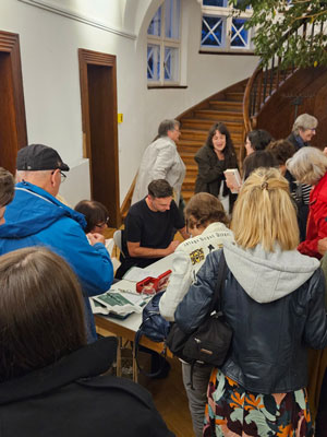 Besucher beim Abend mit Pierre Jarawan
