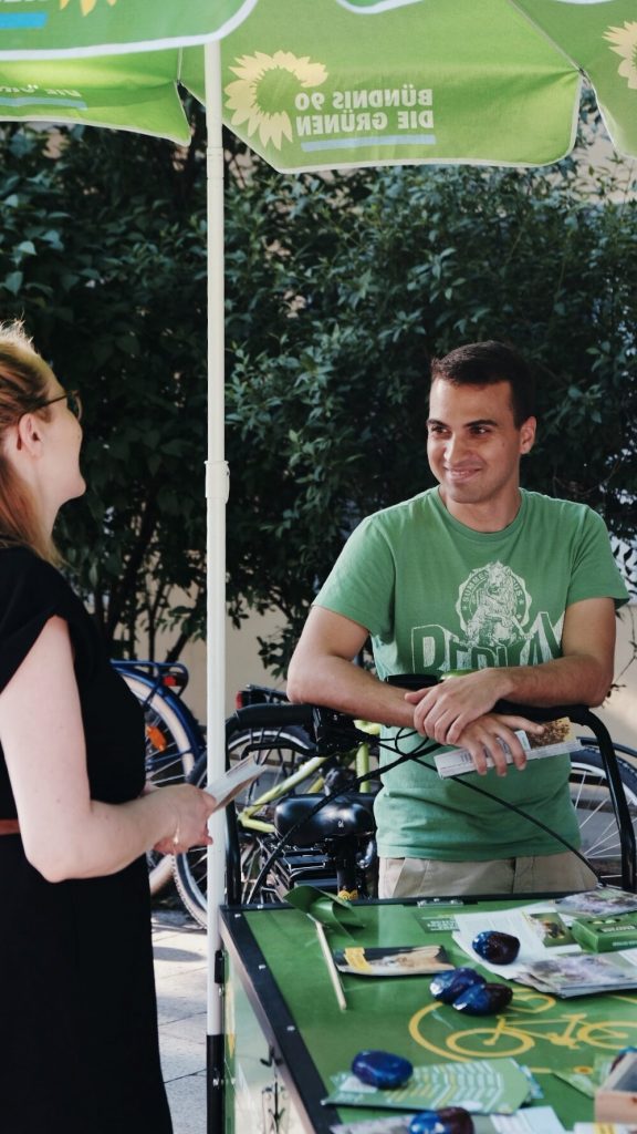 Frederik Ostermeier, Mitglied der Grünen am Infostand