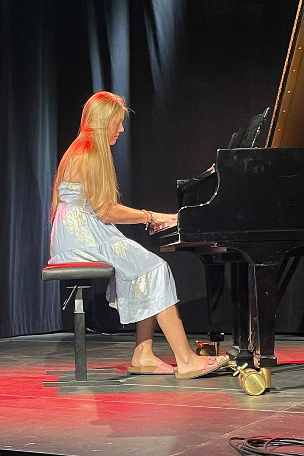 Junge Frau spielt Klavier