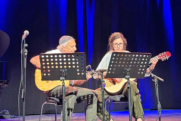Man und Frau spielen Gitarre